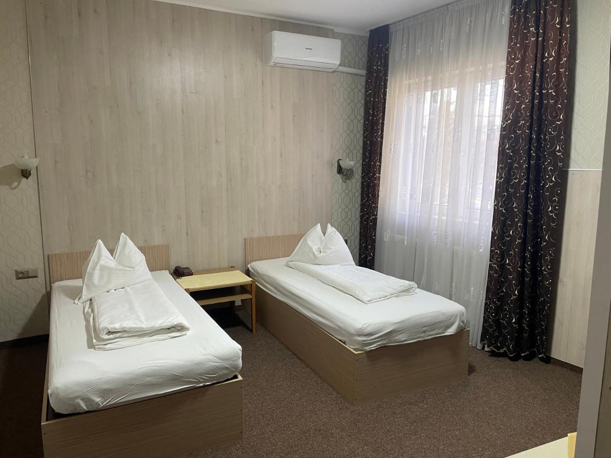 Pension Regal Satu Mare Bagian luar foto
